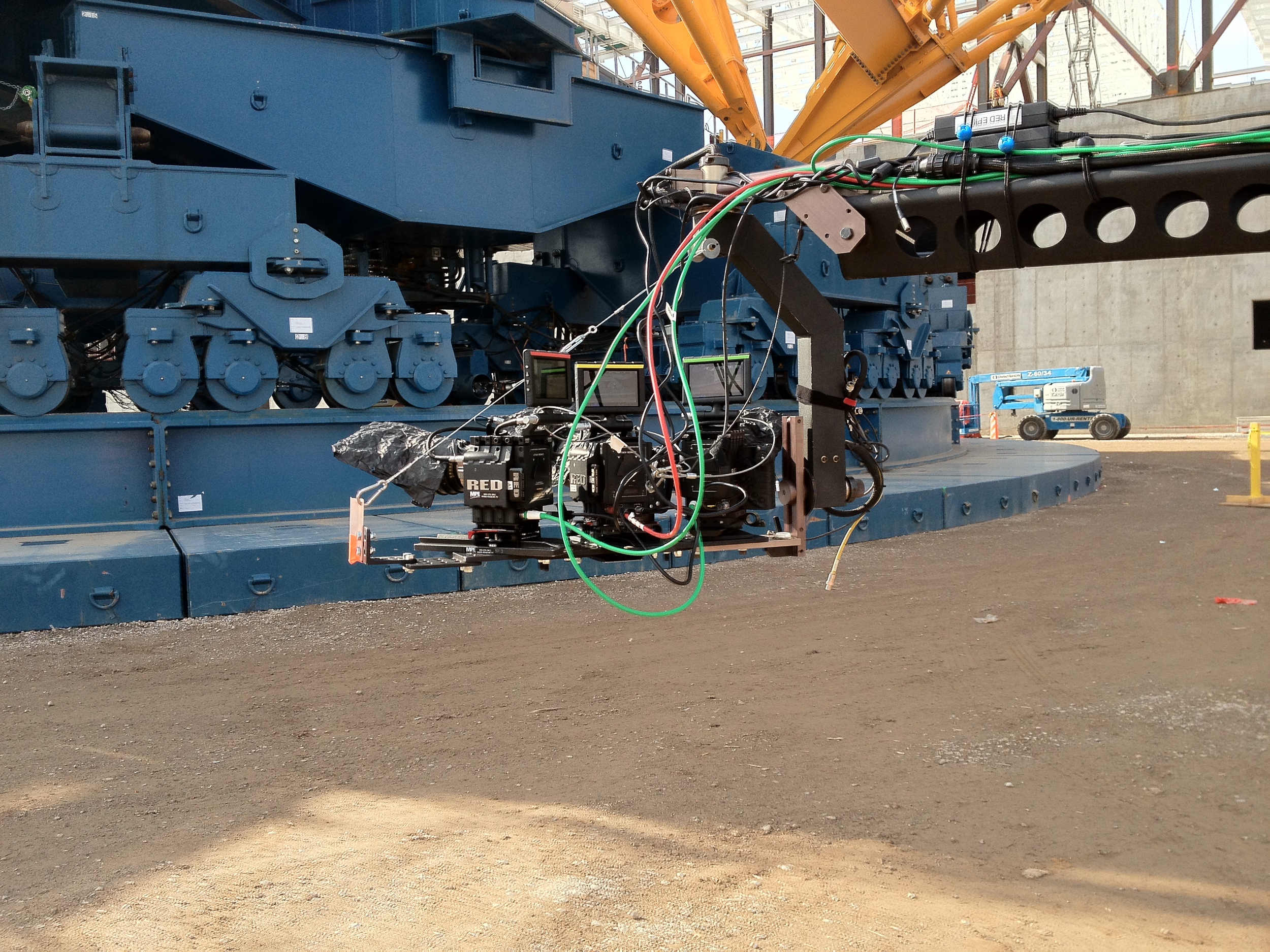  ​Here you can see the additional support cable connecting the far edge of the camera platform with the jib arm. 